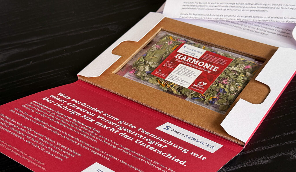 Die von Clicdesign AG gestaltete FMH Services Tee-Mailing Vorsorge-Box mit Kräutertee "Harmonie" zeigt die Kompetenz im Print- und Webdesign.